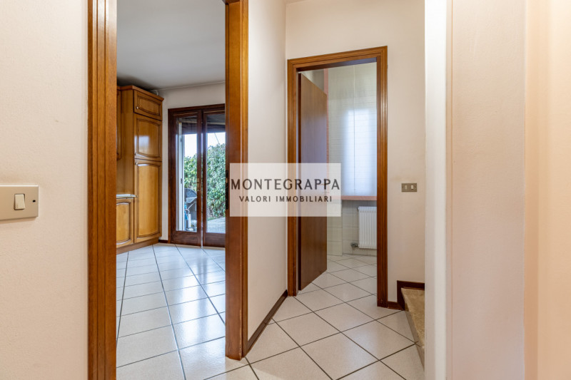 Situata nel centro di Riese Pio X, questa affascinante porzione di testa di trifamiliare è ora di...