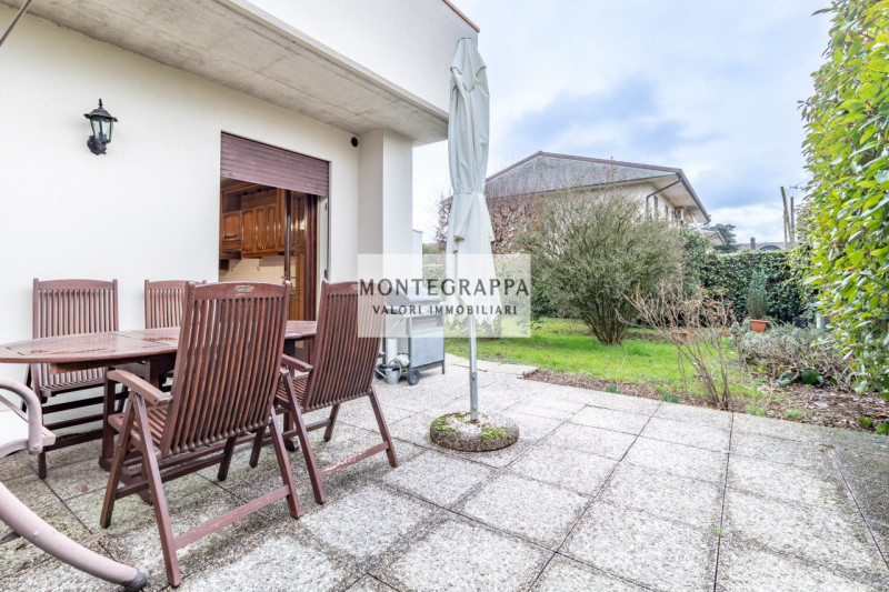 Situata nel centro di Riese Pio X, questa affascinante porzione di testa di trifamiliare è ora di...