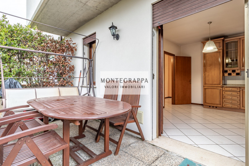 Situata nel centro di Riese Pio X, questa affascinante porzione di testa di trifamiliare è ora di...