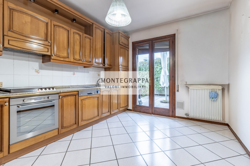 Situata nel centro di Riese Pio X, questa affascinante porzione di testa di trifamiliare è ora di...