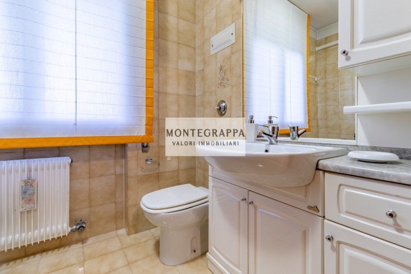 Situata nel centro di Riese Pio X, questa affascinante porzione di testa di trifamiliare è ora di...