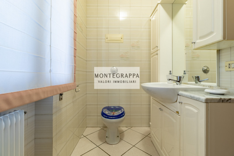 Situata nel centro di Riese Pio X, questa affascinante porzione di testa di trifamiliare è ora di...