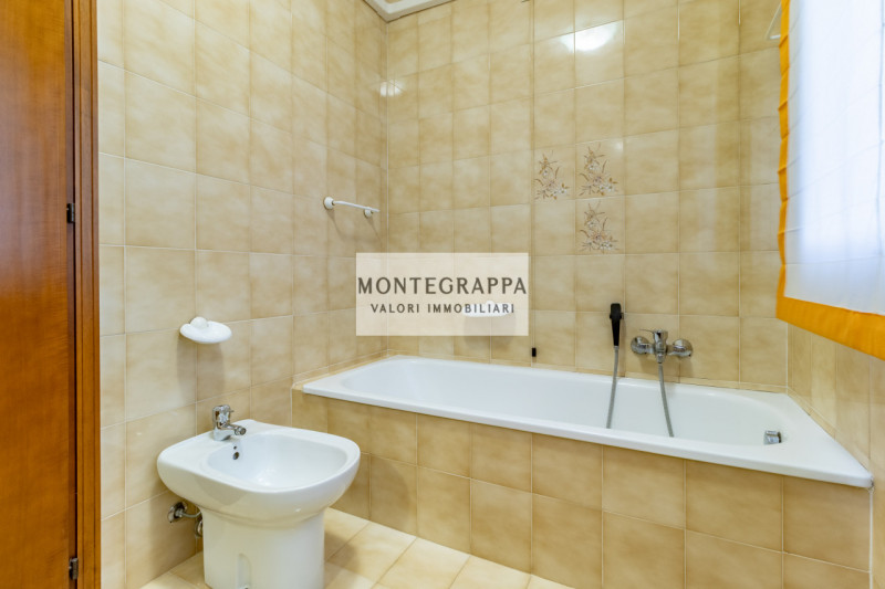 Situata nel centro di Riese Pio X, questa affascinante porzione di testa di trifamiliare è ora di...