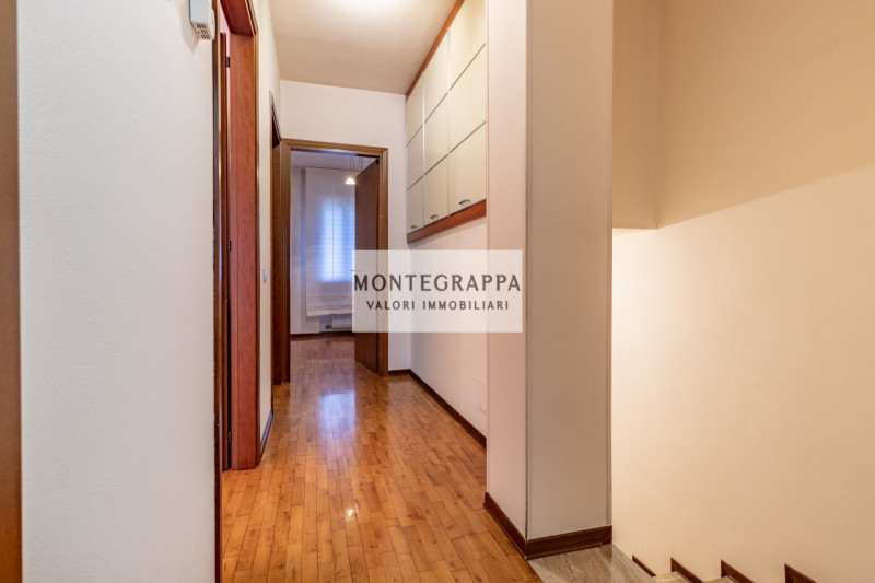 Situata nel centro di Riese Pio X, questa affascinante porzione di testa di trifamiliare è ora di...