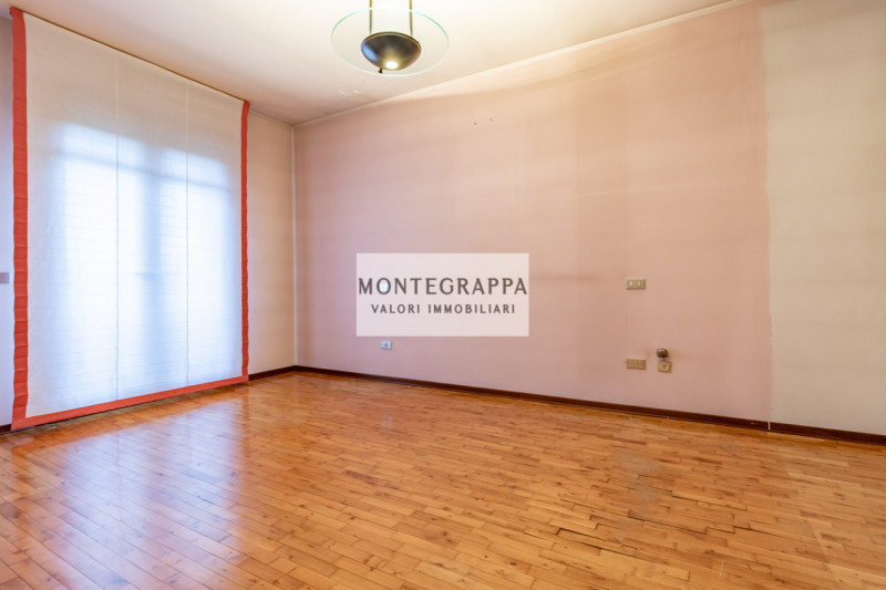 Situata nel centro di Riese Pio X, questa affascinante porzione di testa di trifamiliare è ora di...