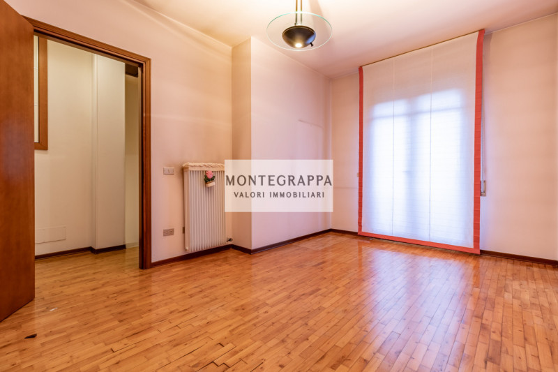 Situata nel centro di Riese Pio X, questa affascinante porzione di testa di trifamiliare è ora di...