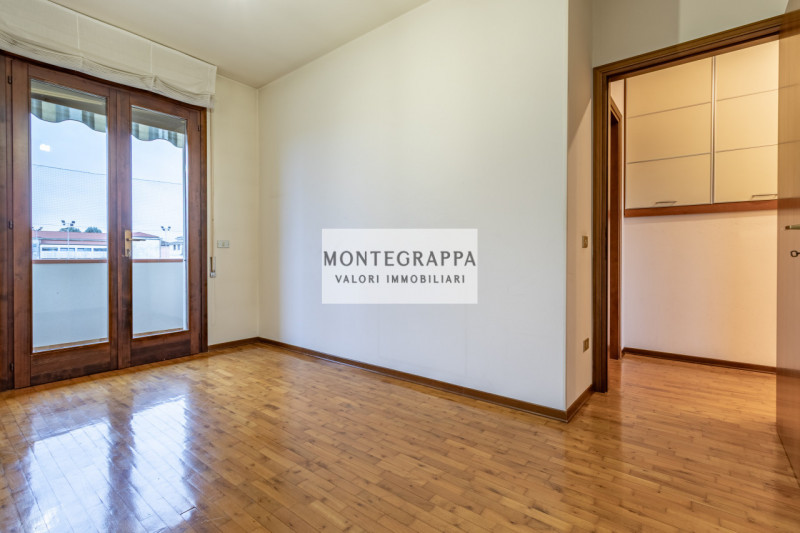 Situata nel centro di Riese Pio X, questa affascinante porzione di testa di trifamiliare è ora di...