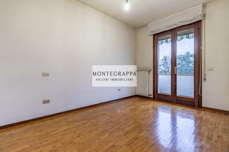 Situata nel centro di Riese Pio X, questa affascinante porzione di testa di trifamiliare è ora di...