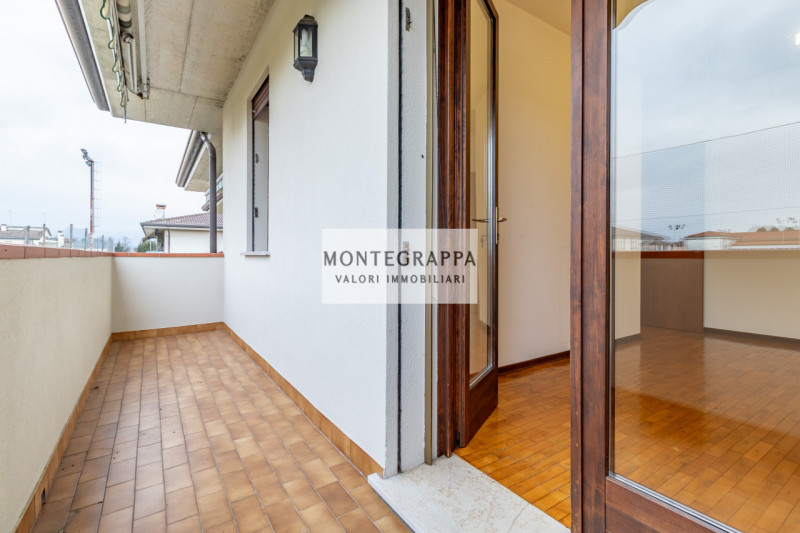 Situata nel centro di Riese Pio X, questa affascinante porzione di testa di trifamiliare è ora di...