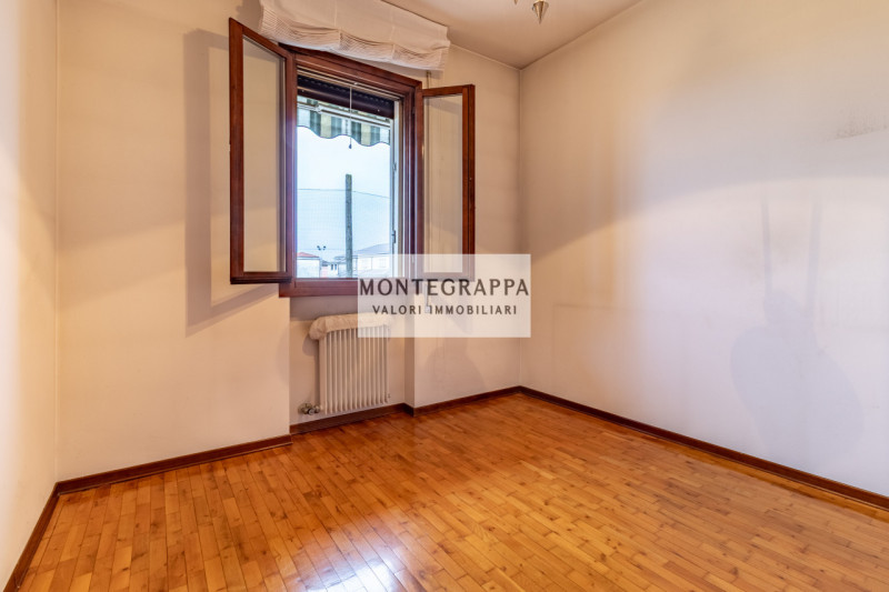 Situata nel centro di Riese Pio X, questa affascinante porzione di testa di trifamiliare è ora di...