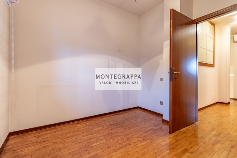 Situata nel centro di Riese Pio X, questa affascinante porzione di testa di trifamiliare è ora di...