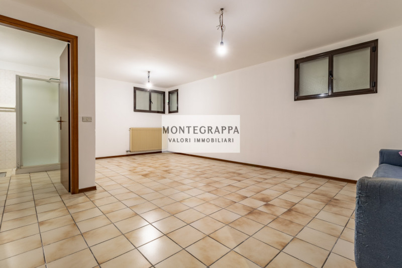 Situata nel centro di Riese Pio X, questa affascinante porzione di testa di trifamiliare è ora di...