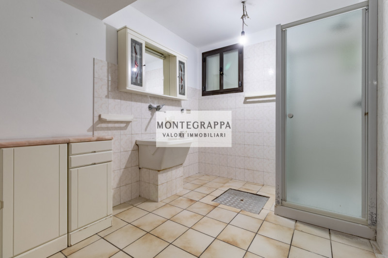 Situata nel centro di Riese Pio X, questa affascinante porzione di testa di trifamiliare è ora di...