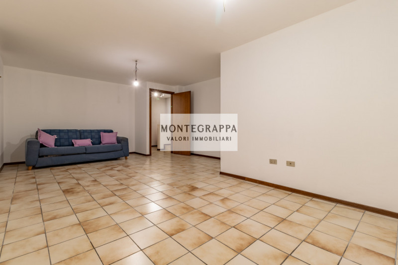 Situata nel centro di Riese Pio X, questa affascinante porzione di testa di trifamiliare è ora di...