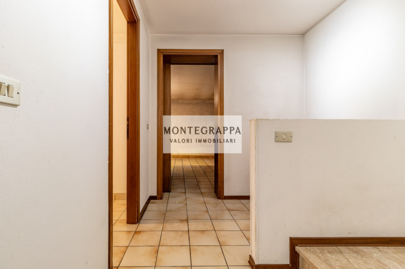 Situata nel centro di Riese Pio X, questa affascinante porzione di testa di trifamiliare è ora di...