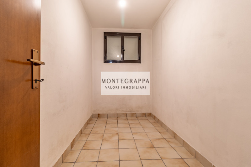 Situata nel centro di Riese Pio X, questa affascinante porzione di testa di trifamiliare è ora di...