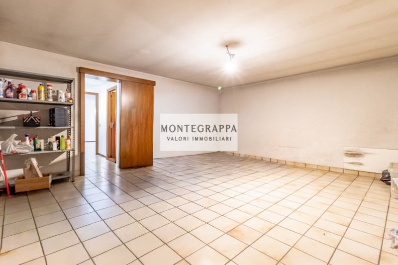 Situata nel centro di Riese Pio X, questa affascinante porzione di testa di trifamiliare è ora di...