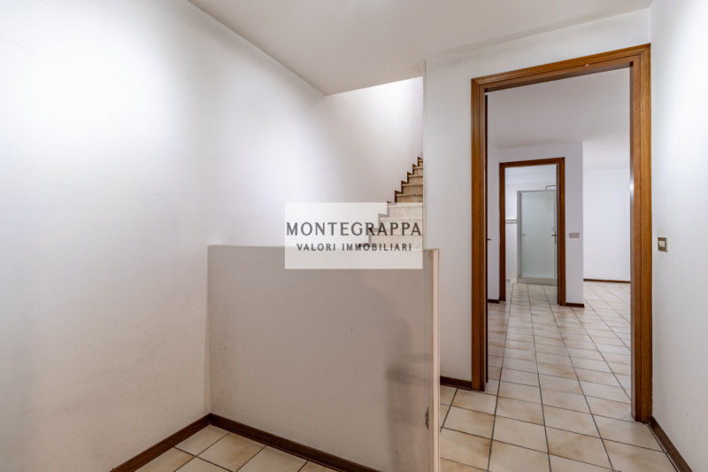 Situata nel centro di Riese Pio X, questa affascinante porzione di testa di trifamiliare è ora di...