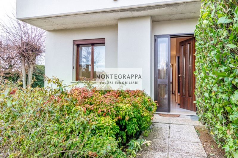 Situata nel centro di Riese Pio X, questa affascinante porzione di testa di trifamiliare è ora di...