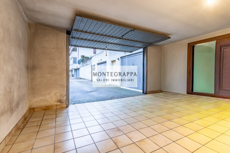 Situata nel centro di Riese Pio X, questa affascinante porzione di testa di trifamiliare è ora di...