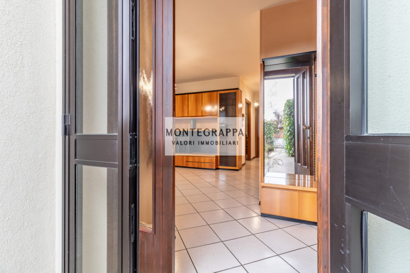 Situata nel centro di Riese Pio X, questa affascinante porzione di testa di trifamiliare è ora di...