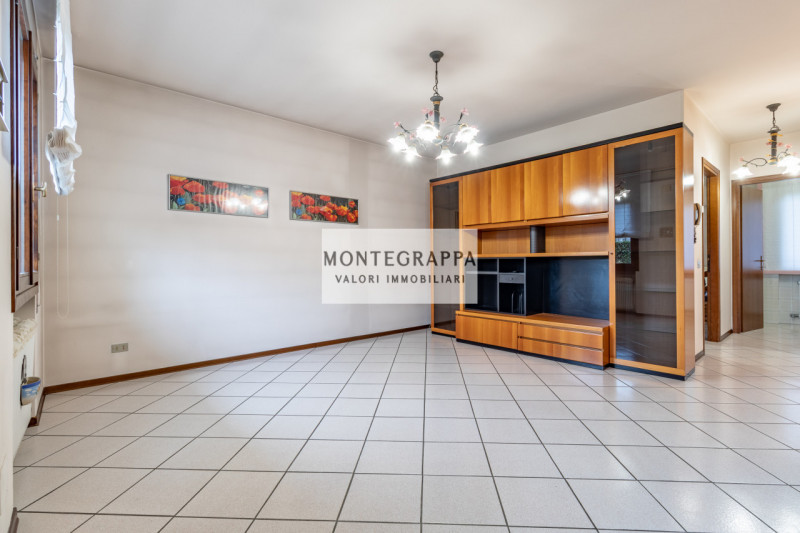 Situata nel centro di Riese Pio X, questa affascinante porzione di testa di trifamiliare è ora di...