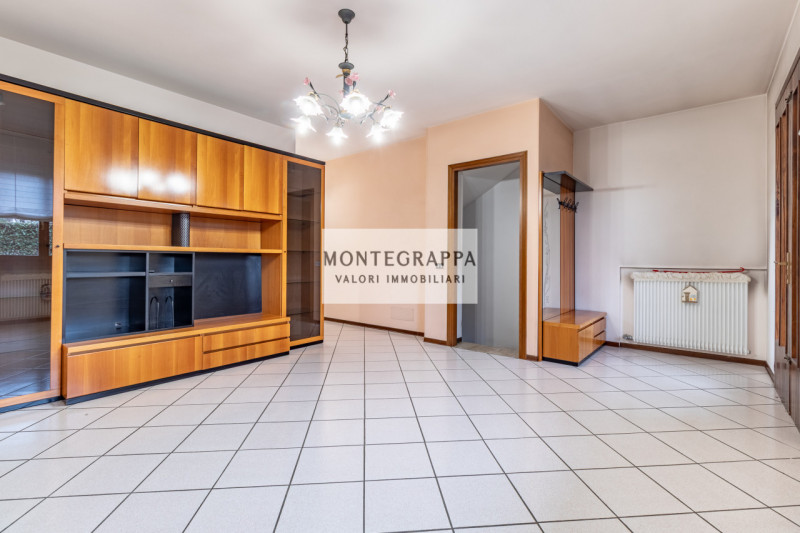 Situata nel centro di Riese Pio X, questa affascinante porzione di testa di trifamiliare è ora di...