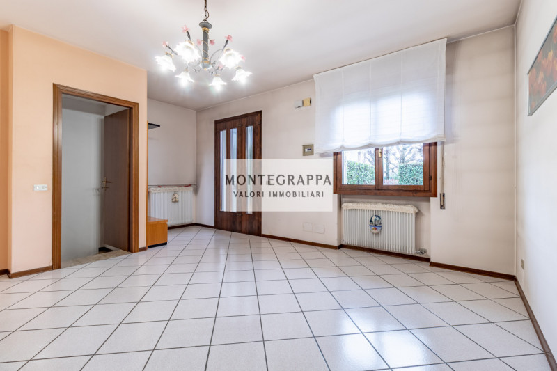 Situata nel centro di Riese Pio X, questa affascinante porzione di testa di trifamiliare è ora di...