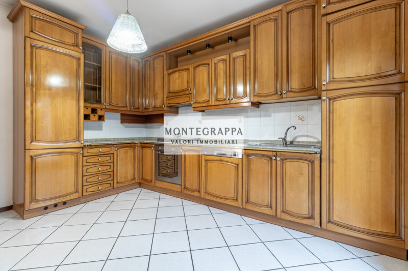 Situata nel centro di Riese Pio X, questa affascinante porzione di testa di trifamiliare è ora di...