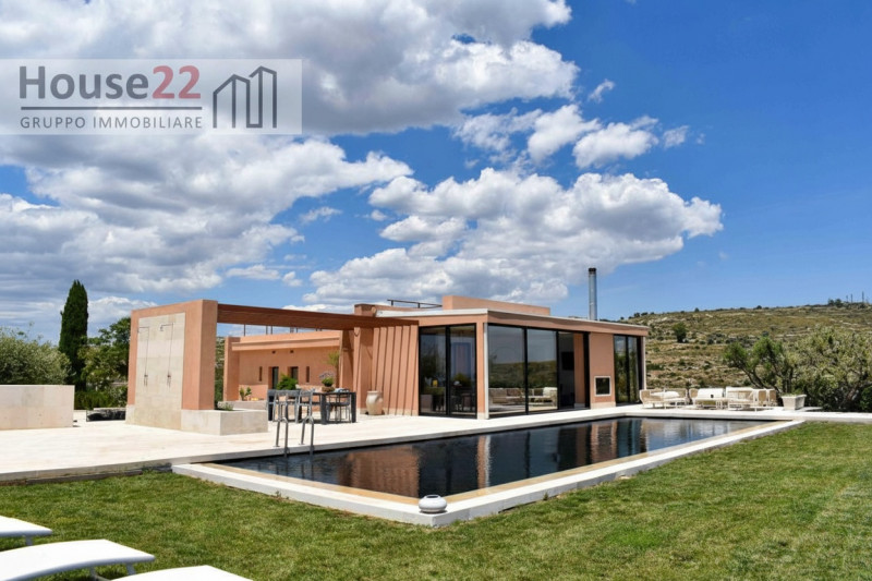 AVOLA - SIRACUSA. Immagina di svegliarti ogni mattina con la vista mozzafiato sul mare, immerso i...