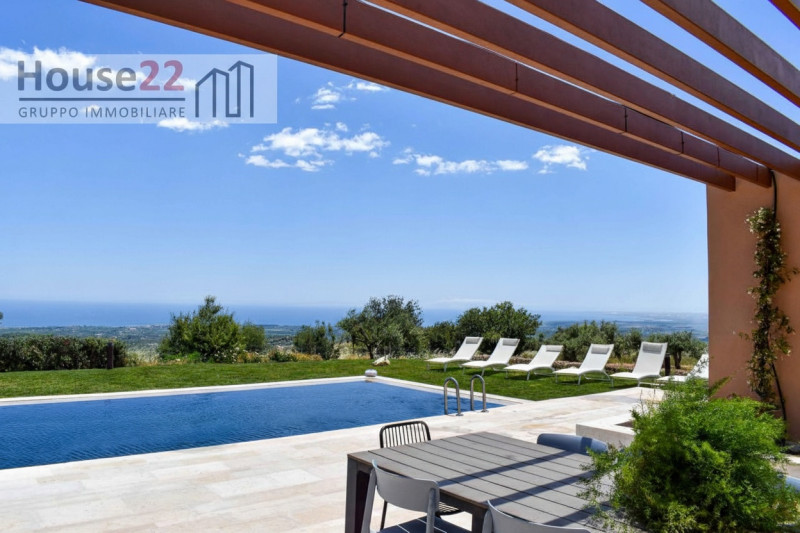 AVOLA - SIRACUSA. Immagina di svegliarti ogni mattina con la vista mozzafiato sul mare, immerso i...