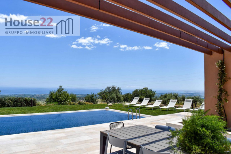 AVOLA - SIRACUSA. Immagina di svegliarti ogni mattina con la vista mozzafiato sul mare, immerso i...