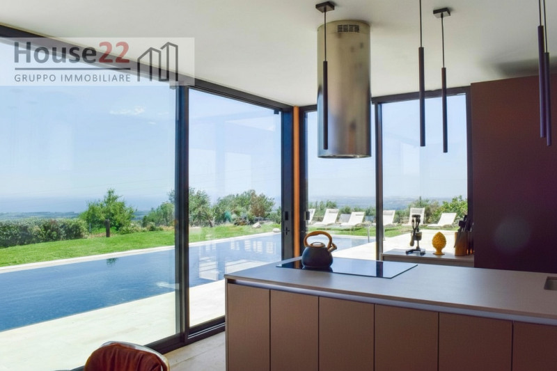 AVOLA - SIRACUSA. Immagina di svegliarti ogni mattina con la vista mozzafiato sul mare, immerso i...