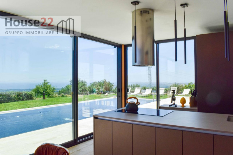 AVOLA - SIRACUSA. Immagina di svegliarti ogni mattina con la vista mozzafiato sul mare, immerso i...