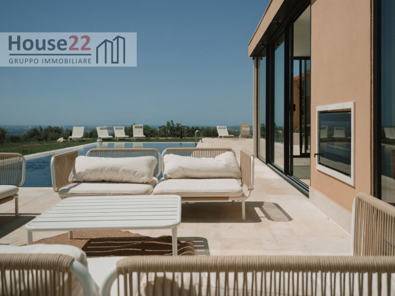 AVOLA - SIRACUSA. Immagina di svegliarti ogni mattina con la vista mozzafiato sul mare, immerso i...