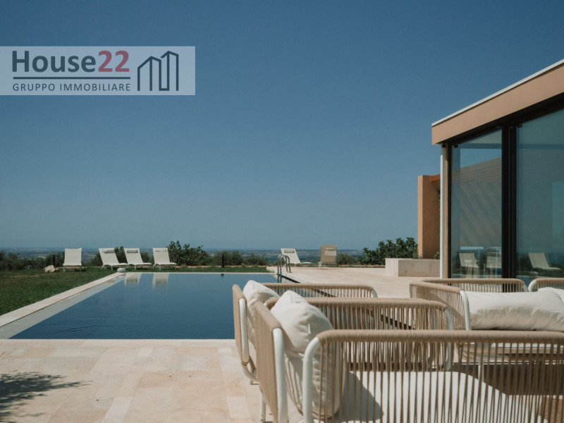 AVOLA - SIRACUSA. Immagina di svegliarti ogni mattina con la vista mozzafiato sul mare, immerso i...