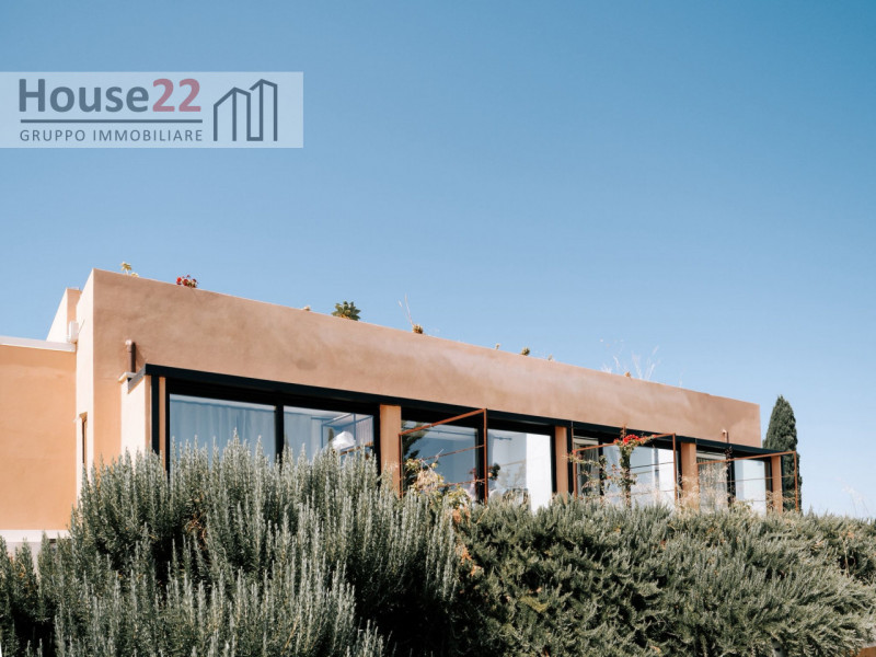 AVOLA - SIRACUSA. Immagina di svegliarti ogni mattina con la vista mozzafiato sul mare, immerso i...