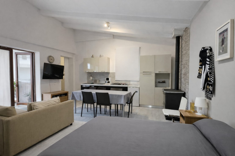 Si propone introvabile soluzione totalmente indipendente e disposta in unico livello al piano ter...