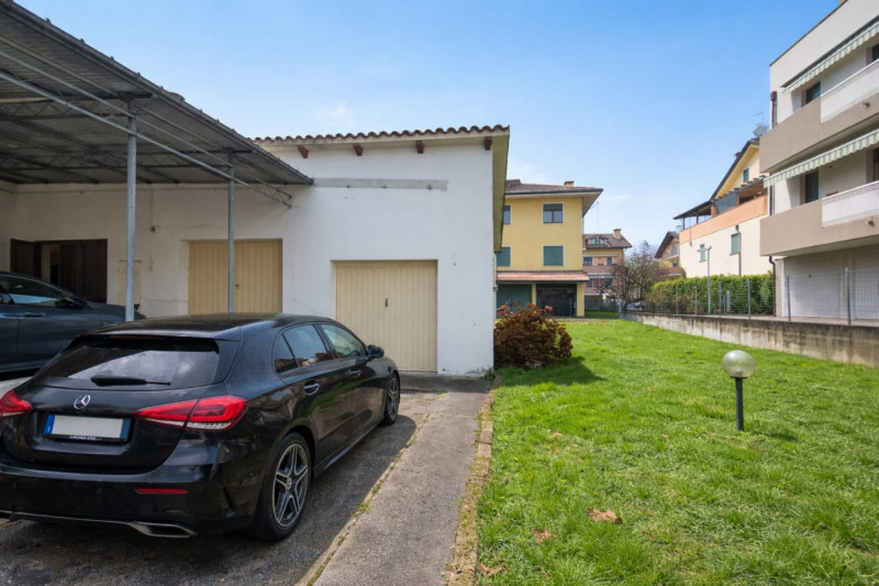 Si propone introvabile soluzione totalmente indipendente e disposta in unico livello al piano ter...