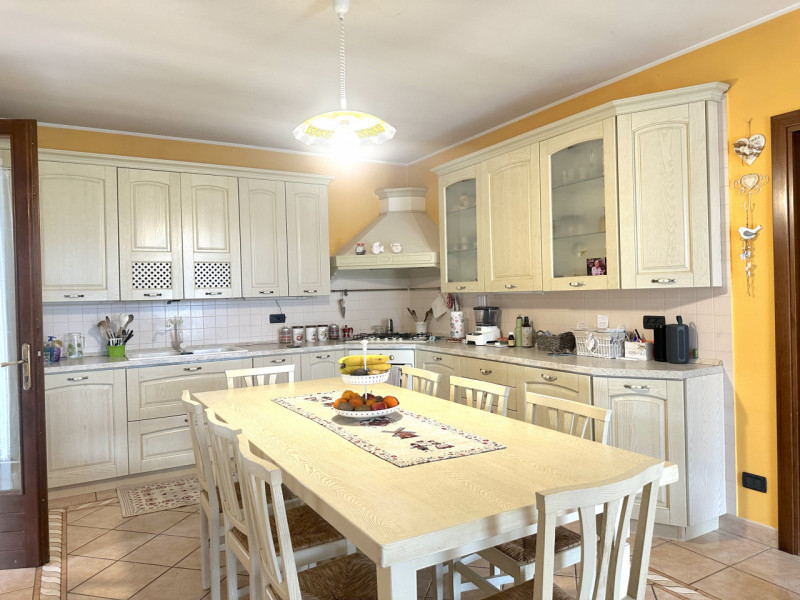 Abano, Monterosso. Bifamiliare, con vista colli, del 2000, in vendita a Euro 375.000, con stupend...