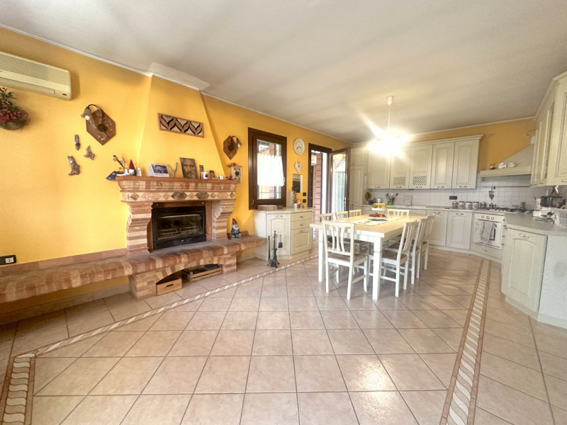 Abano, Monterosso. Bifamiliare, con vista colli, del 2000, in vendita a Euro 375.000, con stupend...