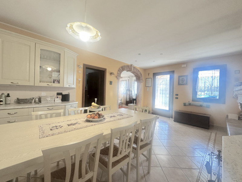 Abano, Monterosso. Bifamiliare, con vista colli, del 2000, in vendita a Euro 375.000, con stupend...