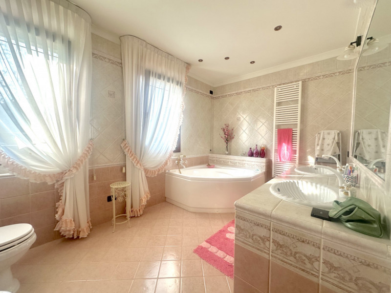 Abano, Monterosso. Bifamiliare, con vista colli, del 2000, in vendita a Euro 375.000, con stupend...