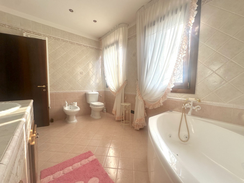 Abano, Monterosso. Bifamiliare, con vista colli, del 2000, in vendita a Euro 375.000, con stupend...