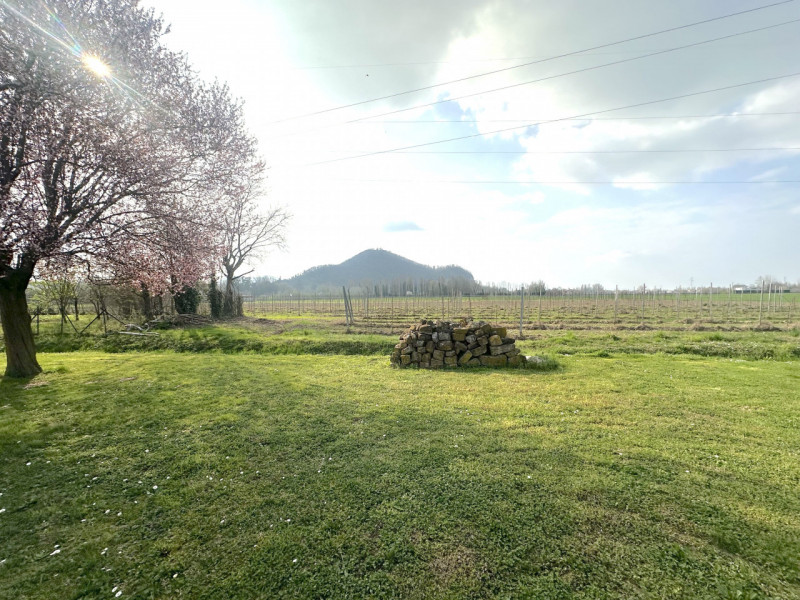 Abano, Monterosso. Bifamiliare, con vista colli, del 2000, in vendita a Euro 375.000, con stupend...