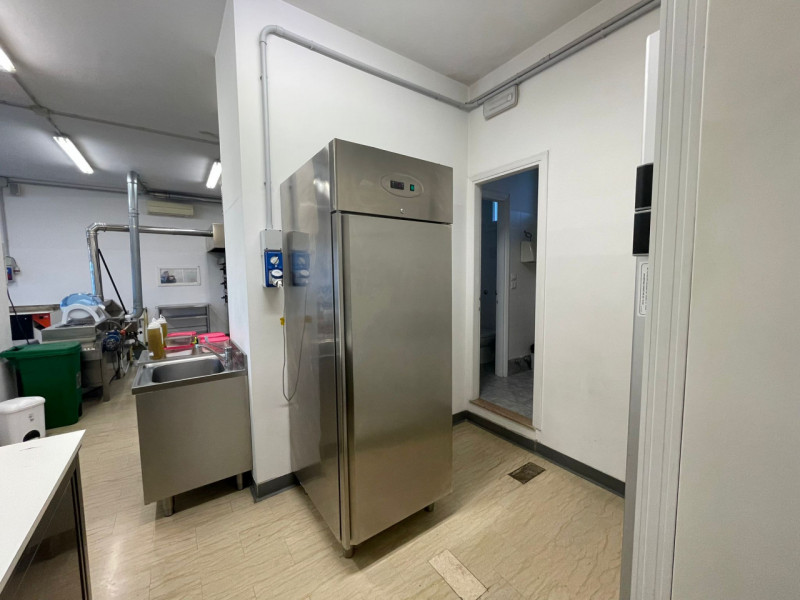 Proponiamo in vendita un'attività commerciale alimentare situata nel cuore di Sarmeola, frazione ...