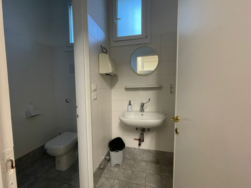 Proponiamo in vendita un'attività commerciale alimentare situata nel cuore di Sarmeola, frazione ...