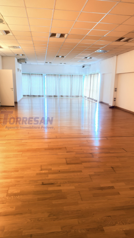 PADOVA ZONA VIGONZA:

immobile commerciale direzionale, complesso al piano primo composto da 3 un...