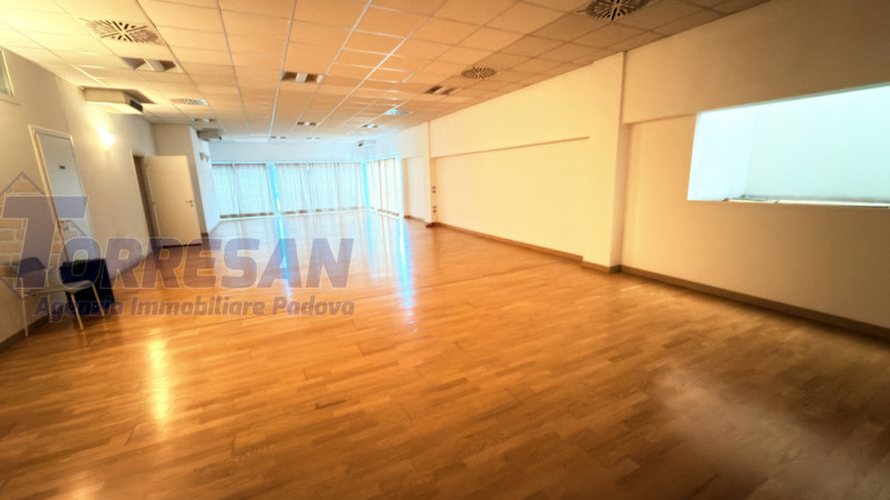 PADOVA ZONA VIGONZA:

immobile commerciale direzionale, complesso al piano primo composto da 3 un...