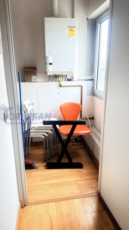 PADOVA ZONA VIGONZA:

immobile commerciale direzionale, complesso al piano primo composto da 3 un...